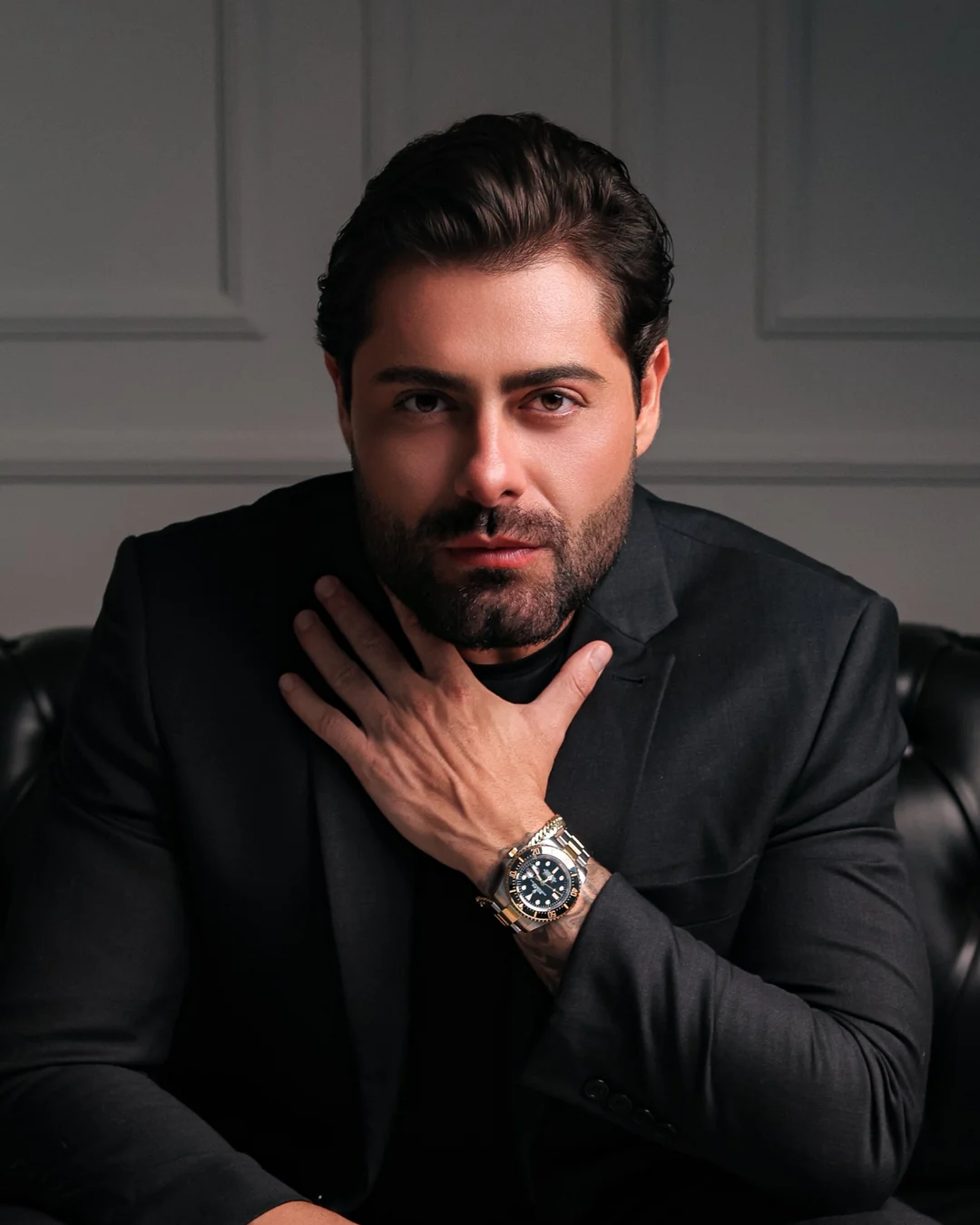 Dr. Danilo Zanin, de terno preto, com a mão apoiada no contorno do rosto